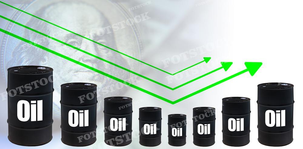 Над бочками с нефтью изображен зеленый график в форме "тика", который обычно символизирует восстановление цен после их падения. На фоне размыто виден портрет Бенджамина Франклина с американской стодолларовой купюры. Это изображение может использоваться для иллюстрации отчетов и аналитических статей о динамике цен на нефть, рыночных прогнозах, а также в экономических и финансовых обзорах.